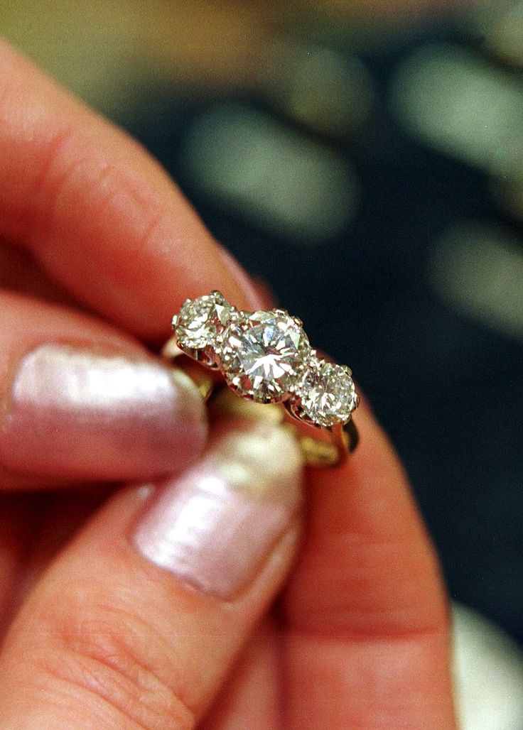 Vintage 3 stone discount diamond ring
