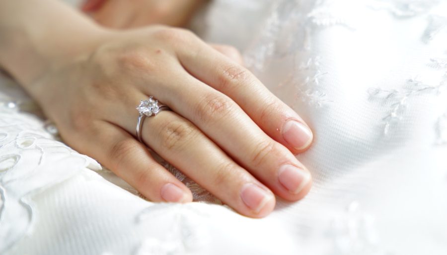 5 Simple Engagement Rings to Make any Minimalist Bride Swoon